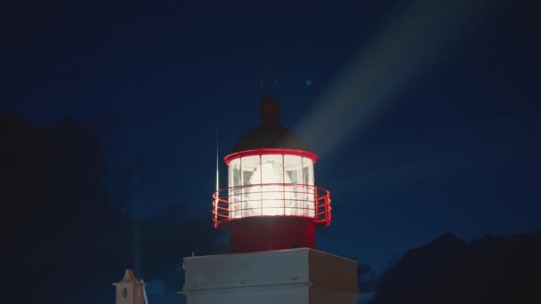 Сучасний Маяк Сутінках Яскравою Світловою Лінзою Обертається Сяє Океаном Острові — стокове відео