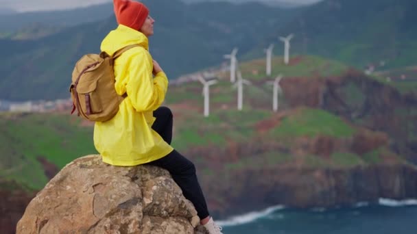 Atrakcyjna Podróżniczka Żółtej Kurtce Plecaku Patrząca Wiatraki Polu — Wideo stockowe