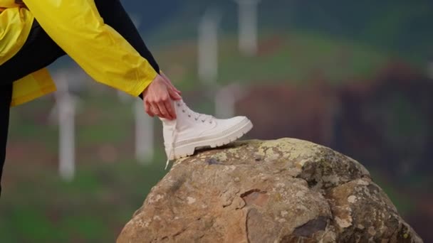 Wandelaar Reiziger Vrouw Wandelen Rotsachtige Top Berg Het Jasje Onderkant — Stockvideo
