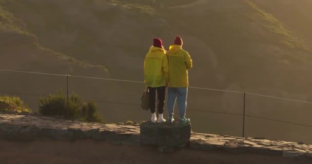 Dos Turistas Trabajan Equipo Con Mochilas Cámara Lenta Caminando Silueta — Vídeo de stock