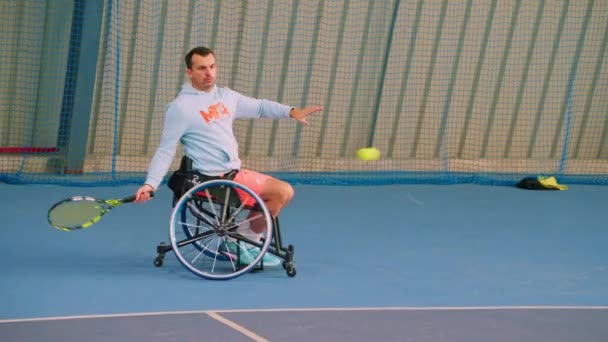 Frankreich Joigny Januar 2024 Behinderter Mann Rollstuhl Spielt Tennis Auf — Stockvideo
