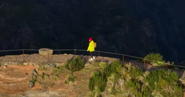 옐로우 여행자는 활발한 여성은 하이킹에 하이킹 신발의 — 비디오