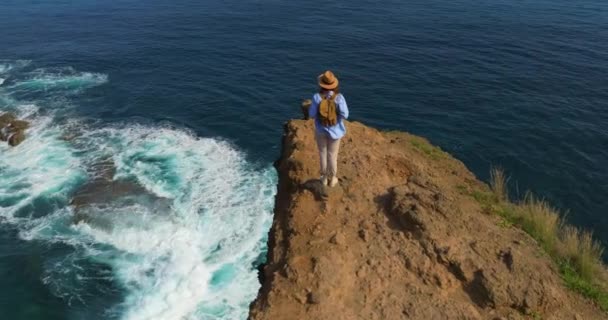 Женщина Шляпе Наслаждается Океаном Женщина Стоящая Высоко Краю Обрыва Вид — стоковое видео