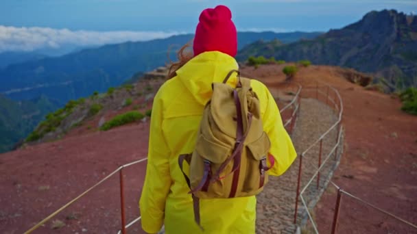 Spowolniona Kamera Śledzi Turystkę Żółtym Płaszczu Przeciwdeszczowym Plecakiem Atrakcyjny Szczęśliwy — Wideo stockowe