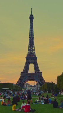 Eyfel Kulesi 'nin hikâyesi ve makarası için dikey görüntüler. Fransa 'daki ünlü Paris Eyfel Kulesi. Paris, Fransa kulesinin zaman aşımı. Turistler tarihi yerleri ve Paris 'in sembollerini severler..