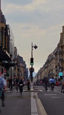 Rue Rivoli, Konkord Meydanı 'nın doğusunda yer alan Champs-Elysees' nin doğal bir uzantısıdır. Bisikletçiler ve kalabalıklar.