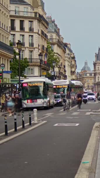 里沃利街是巴黎最长 最有名的街道之一 从协和广场向东面自然延伸的香榭丽舍大道 骑自行车的人和成群的人 — 图库视频影像
