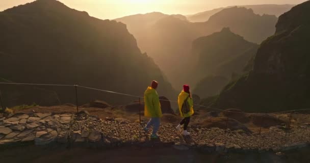 Два Туриста Команде Рюкзаками Замедленного Движения Ходьба Силуэт Солнечном Свете — стоковое видео