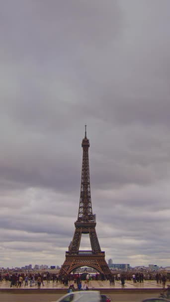 埃菲尔铁塔故事和卷轴的垂直镜头 法国著名的巴黎艾菲尔铁塔 法国巴黎塔楼的时间流逝 游客享有巴黎的历史地标和象征 — 图库视频影像