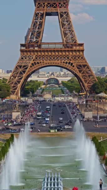 이야기와 릴을위한 프랑스의 유명한 타워의 프랑스 관광객들은 파리의 역사적인 랜드마크와 — 비디오