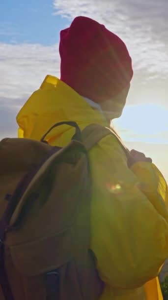 Fotocamera Rallentatore Segue Escursionista Donna Impermeabile Giallo Con Zaino Attraente — Video Stock