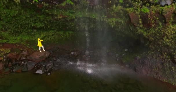 Viajante Que Visita Casaco Amarelo Uma Cachoeira Caminhadas Viajar Para — Vídeo de Stock
