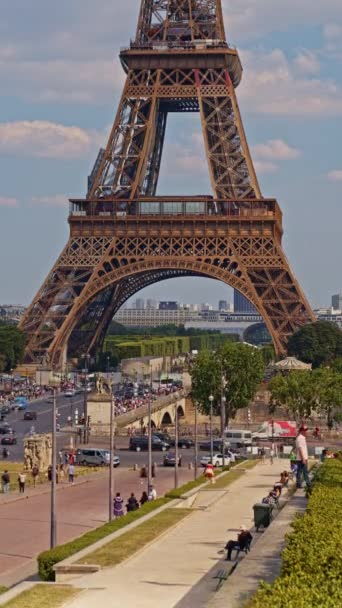 埃菲尔铁塔故事和卷轴的垂直镜头 法国著名的巴黎艾菲尔铁塔 法国巴黎塔楼的时间流逝 游客享有巴黎的历史地标和象征 — 图库视频影像