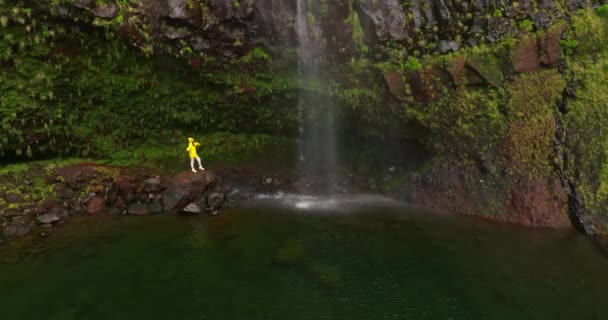 Viaggiatore Visita Giacca Gialla Una Cascata Escursioni Viaggi Cascata Nella — Video Stock