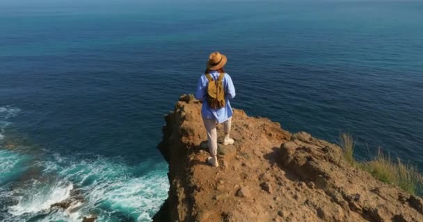 Viajero Camina Una Isla Paradisíaca Mujer Joven Activa Sube Cima — Vídeos de Stock