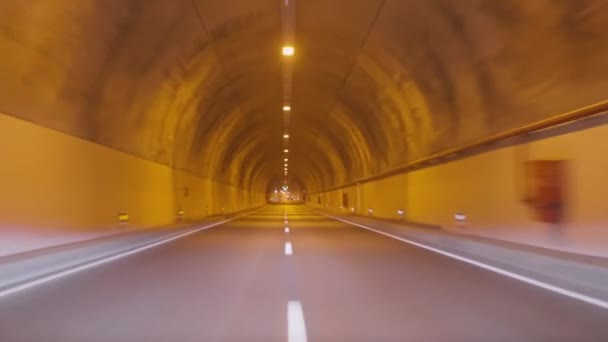 Madeira Tünellerinde Hızlı Bir Gece Yolculuğunun Zamanı Arabanın Camından Yola — Stok video