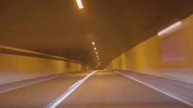 Madeira tünellerinde hızlı bir gece yolculuğunun zamanı. Arabanın ön camından yola doğru bak. Hipersüratli araba yolculuğu bir çeşit kamera görüntüsü. Seyahat Konsepti Madeira Adası.