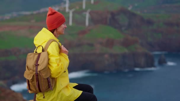 ハイカー旅行の女性は ジャケットとシャツの底の岩のトップ山を歩いています 屋外でのロッククライミング アウトドア活動 健康的なライフスタイルのコンセプト — ストック動画