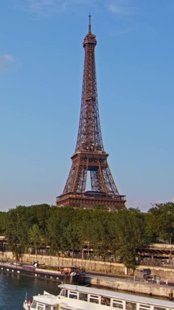 Video Vertikal Menara Eiffel Tilapse Dari Jembatan Sungai Seine Hari — Stok Video