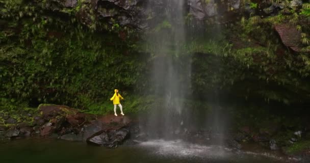 黄色いジャケットを訪れる旅行者は滝 ハイキング 休暇や旅行で自然に滝に旅行する キャリーフリー 女性のハイカーは楽しんで 冒険だけで質の高い時間を楽しんでいます — ストック動画