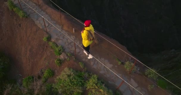 Zeitlupenkamera Folgt Wanderin Gelbem Regenmantel Mit Rucksack Attraktives Glückliches Junges — Stockvideo