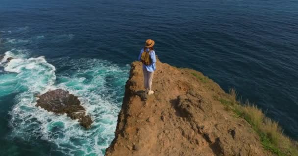Mujer Con Sombrero Disfrutando Del Océano Mujer Pie Alto Acantilado — Vídeos de Stock