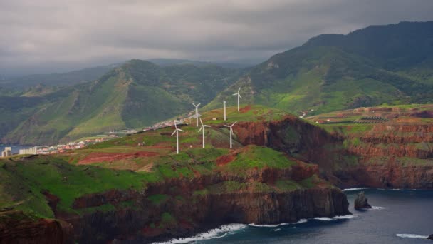 カナディアン マデイラ ポルトガルの近くの風車 上から見た海岸の端にある風力タービン — ストック動画