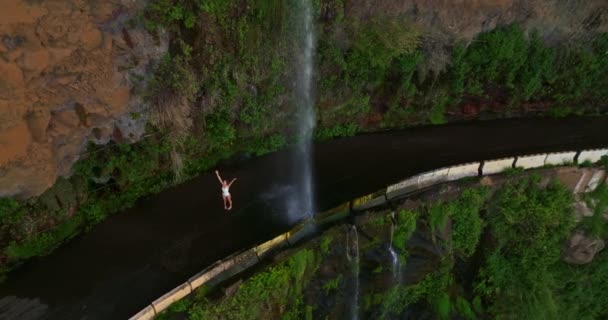 Mulher Biquíni Branco Perto Cachoeira Ponta Sol Caindo Estrada Pôr — Vídeo de Stock