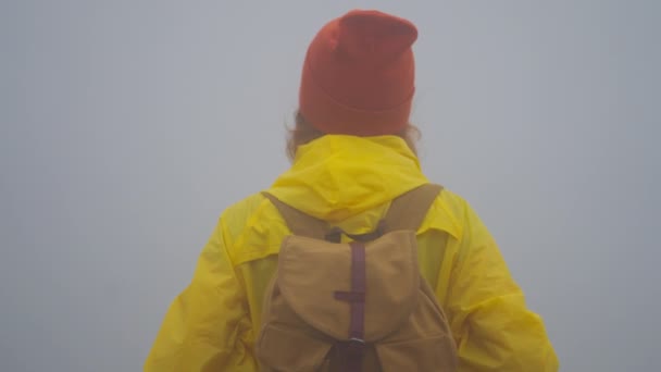 Donna Escursionista Viaggiatore Impermeabile Giallo Nella Nebbia Gode Della Natura — Video Stock