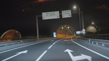 Madeira tünellerinde hızlı bir gece yolculuğunun zamanı. Arabanın ön camından yola doğru bak. Hipersüratli araba yolculuğu bir çeşit kamera görüntüsü. Seyahat Konsepti Madeira Adası.