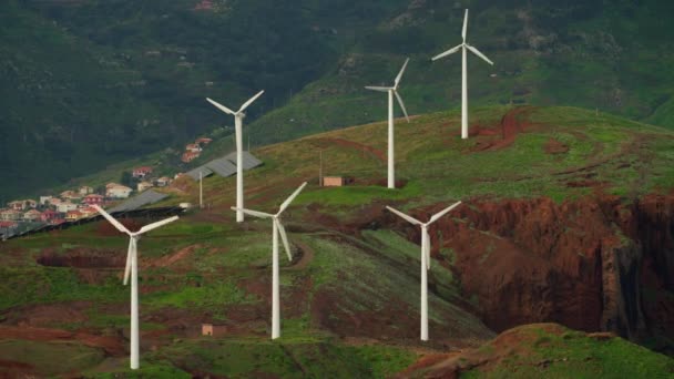 葡萄牙马德拉市Canical附近的风车 从上方看海岸边的风力涡轮机 — 图库视频影像