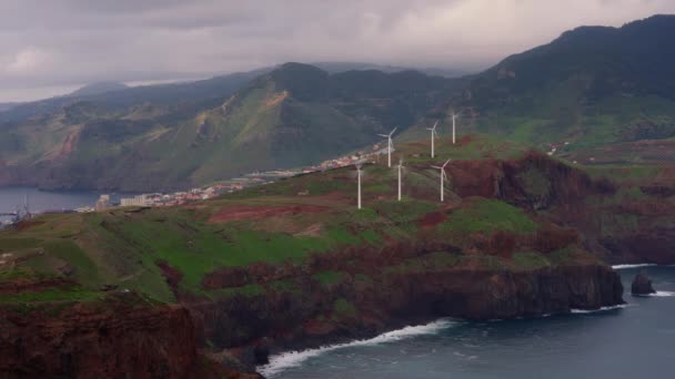 カナディアン マデイラ ポルトガルの近くの風車 上から見た海岸の端にある風力タービン タイムラプス — ストック動画