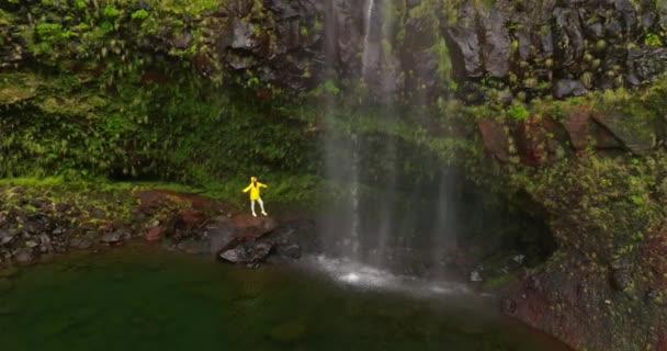 空拍的女声在瀑布下张开双臂 徒步旅行在大自然中探险 在户外度假 自由或旅行 — 图库视频影像