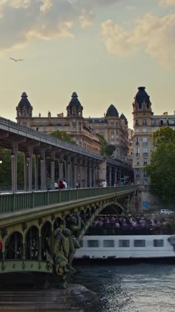 Slavná Památka Paříži Železný Most Přes Řeku Paříži Poblíž Kovové — Stock video