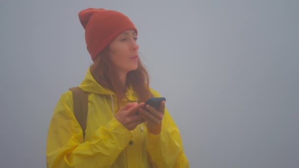 Ormanda Oryantasyon Sırt Çantalı Kadın Turist Sisli Bir Yolculukta Kayboldu — Stok video