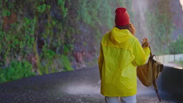 Donna Escursionista Viaggiatore Impermeabile Giallo Vicino Alla Cascata Negli Altopiani — Video Stock