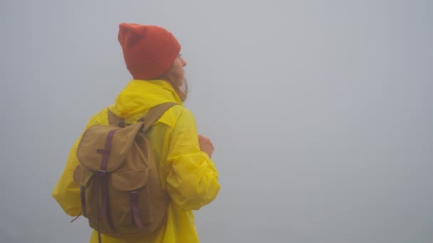 Frau Wandern Und Reisen Nebel Natur Ruhe Und Stille Entspannen — Stockvideo