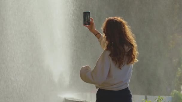 女性拍摄博客自然瀑布背景照片 — 图库视频影像