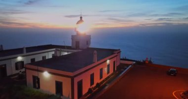 Gün batımında Cabo de Sao Vicente 'nin deniz fenerinin hava manzarası Vila do Bispo, Sagres, Portekiz.
