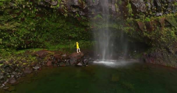 Мандрівник Який Відвідує Жовту Куртку Водоспад Піші Прогулянки Подорожі Водоспаду — стокове відео