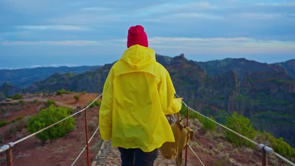 Donna Giacca Gialla Zaino Camminando Paesaggio Epico Guardando Montagne Tramonto — Video Stock