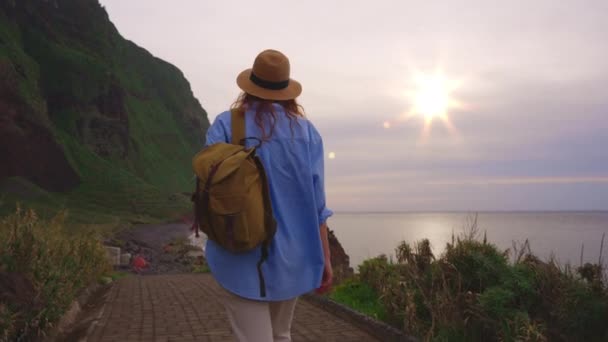 Onnellinen Nuori Nainen Turisti Kävelee Pitkin Valtamerta Hattu Reppu Näköalatasanne — kuvapankkivideo