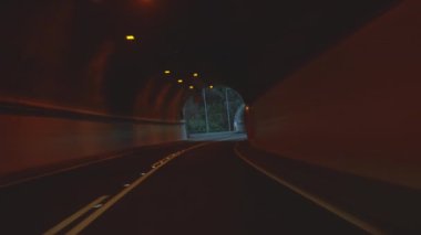 Madeira, Portekiz 'deki tünelde hızlı bir bağlantı var..