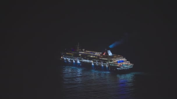 暗い大西洋でイルミネーションされた船の空中観察 — ストック動画
