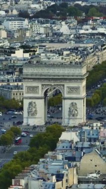 Paris Fransa 'da zaman aşımı, dikey şehir silüeti Paris' te sokak ve mimari binalar.