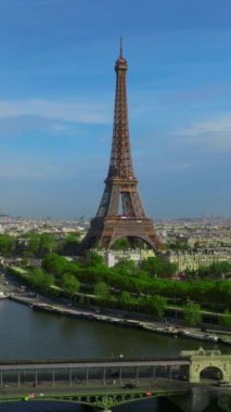 Dikey video. Eiffel Kulesi ve Seine Nehri köprüsü ve tarihi şehir merkezinin havadan görünüşü.