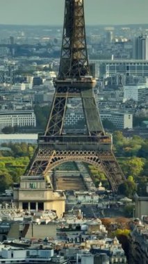 Eyfel Kulesi 'nin hikâyesi ve makarası için dikey görüntüler. Fransa 'daki ünlü Paris Eyfel Kulesi. Kulenin zaman aşımı Paris, Fransa.