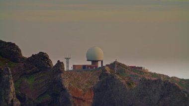 Portekiz 'in Madeira kentindeki Pico Arieiro' da gün batımında askeri radarın yörüngesinde fantastik bir hava görüntüsü..