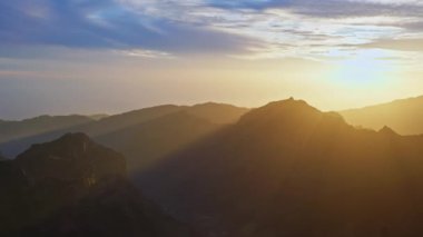 Pico Ruivo, Madeira Adası üzerinde sihirli bir günbatımı manzarası. Portekiz.