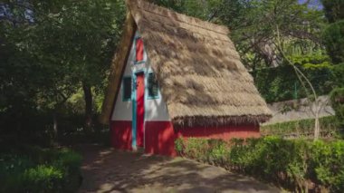 Portekiz 'in Madeira kentindeki Santana' da sıradışı geleneksel A şekilli evler.